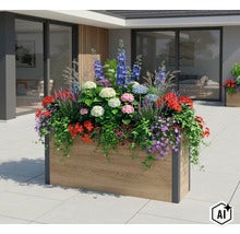 Großer rechteckiger Blumenkübel mit Holzoptik und dunklen Metallecken, üppig bepflanzt mit bunten Sommerblumen auf einer Terrasse. (Image AI modified or generated)