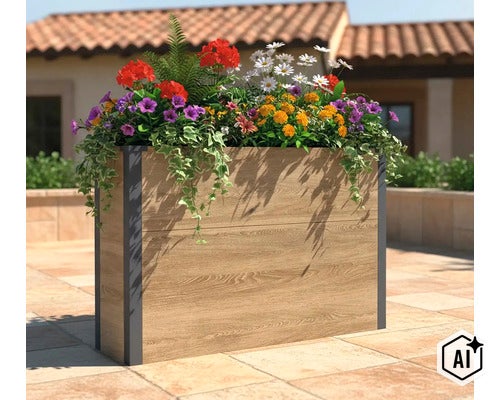 Rechteckiger Pflanzkübel mit Holzoptik und dunklen Metallecken, bepflanzt mit Blumen auf einer Terrasse vor einem Haus. (Image AI modified or generated)