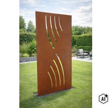 Paravent rectangulaire en métal aspect rouille avec des découpes incurvées comme élément décoratif dans un jardin sur une pelouse (Image AI modified or generated)