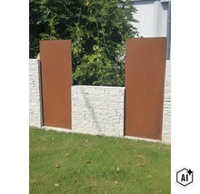 Clôture de jardin avec éléments en acier corten et aspect mur blanc comme écran de confidentialité moderne. (Image AI modified or generated)