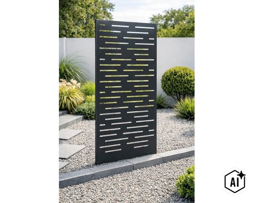 Rechteckiger Sichtschutz aus Metall mit horizontalem Schlitzmuster als Garten-Trennwand im Außenbereich. (Image AI modified or generated)