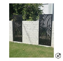 Panneau décoratif en métal avec motif circulaire intégré dans un mur blanc pour intimité au jardin (Image AI modified or generated)