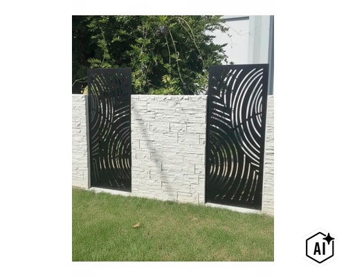 Panneau décoratif en métal avec motif circulaire intégré dans un mur blanc pour intimité au jardin (Image AI modified or generated)