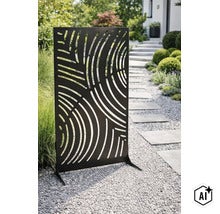 Brise-vue en métal pour le jardin avec motif de lignes décoratif comme séparateur de pièce autoportant pour l extérieur. (Image AI modified or generated)