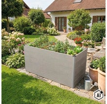 Jardinière surélevée rectangulaire en bois composite située dans un jardin devant une maison avec une terrasse et des plantes. (Image AI modified or generated)