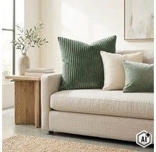 Wohnzimmersofa mit Strukturkissen und Dekokissen auf einem beigen Stoffsofa neben einem hölzernen Beistelltisch in einem hellen Wohnraum (Image AI modified or generated)