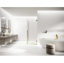 Salle de bain moderne et lumineuse avec baignoire îlot, douche à l'italienne et double vasque avec robinetterie dorée et miroirs ronds.