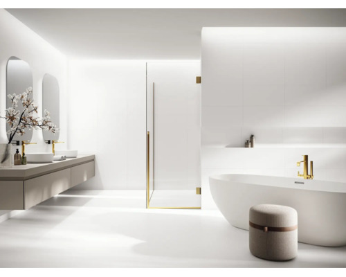 Salle de bain moderne et lumineuse avec baignoire îlot, douche à l'italienne et double vasque avec robinetterie dorée et miroirs ronds.