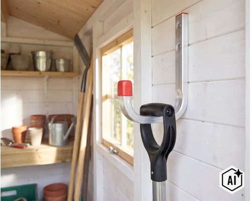 Gerätehalter zur Wandmontage in einem Gartenhaus, an dem ein Spaten aufgehängt ist. (Image AI modified or generated)