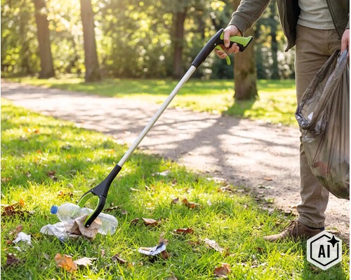 Une personne utilise une pince à déchets dans un parc pour ramasser une bouteille en plastique et la placer dans un sac poubelle. (Image AI modified or generated)