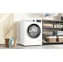 Lave linge Bosch Série 6 dans une buanderie organisée avec étagère ouverte et panier à linge.
