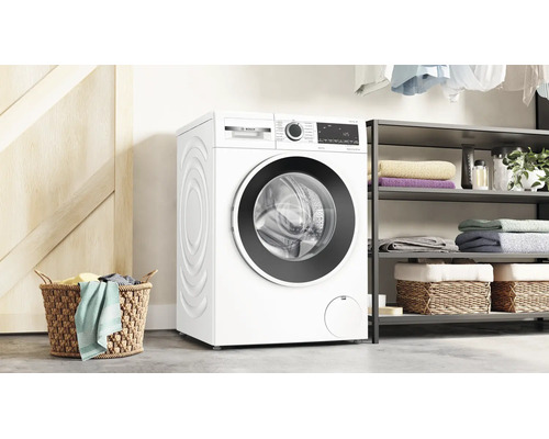 Lave linge Bosch Série 6 dans une buanderie organisée avec étagère ouverte et panier à linge.
