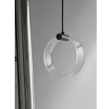 Moderne Hängeleuchte mit einem kreisförmigen Glaskörper und einer minimalistischen Halterung an einem schwarzen Kabel.