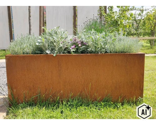 Jardinière rectangulaire en acier corten avec diverses plantes dans un jardin sur une pelouse. (Image AI modified or generated)