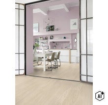 Sol en stratifié clair dans une cuisine spacieuse avec des murs clairs, un intérieur moderne et une grande porte vitrée en métal noir. (Image AI modified or generated)