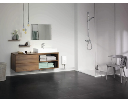 Salle de bain moderne avec meuble vasque, miroir, douche à l'italienne et chauffe-eau électrique mural.