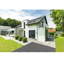 Maison individuelle moderne avec terrasse et jardin, équipée d'un auvent, de fenêtres toute hauteur, de volets roulants et d'un balcon en verre.