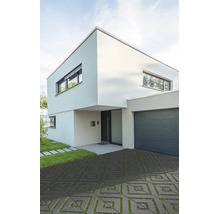 Maison moderne à deux étages avec pavés gazon carrés dans l'allée et garage attenant.