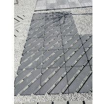 Chemin piétonnier en pavés de béton posés en diagonale avec joints sur une surface en gravier à l extérieur