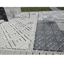 Dalles de terrasse et pavés variés dans un espace extérieur avec lit de gravier et maçonnerie