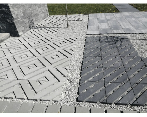 Dalles de terrasse et pavés variés dans un espace extérieur avec lit de gravier et maçonnerie