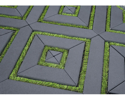Pavés en béton de forme rectangulaire posés avec des joints en gazon synthétique dans un motif géométrique pour le revêtement extérieur.