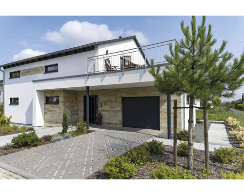Maison moderne avec revêtement en pierre naturelle au rez-de-chaussée, garage, balcon avec garde-corps en acier inoxydable et allée pavée.