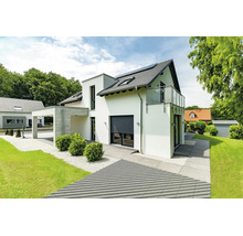Maison individuelle moderne avec abri voiture, terrasse et jardin dans un quartier résidentiel soigné.