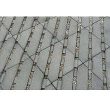 Pavés en béton géométriques avec joints en gravier comme revêtement perméable pour allées et chemins.