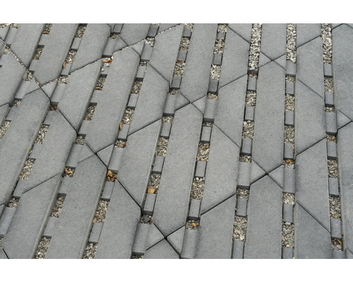 Pavés en béton géométriques avec joints en gravier comme revêtement perméable pour allées et chemins.