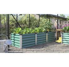 Jardinière surélevée rectangulaire en métal avec profil ondulé dans une serre plantée de laitues et de tomates sur une terrasse pavée