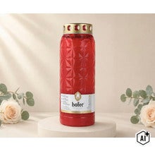 Bougie funéraire Hofer Friedlicht dans un boîtier en plastique rouge avec couvercle doré et motif floral. (Image AI modified or generated)