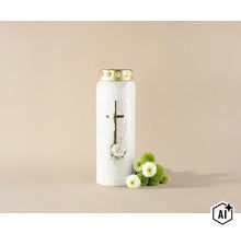 Grablicht mit Kreuz Motiv und Blumen Dekor, zylindrischer Korpus mit Deckel für Friedhof und Gedenken (Image AI modified or generated)