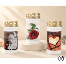 Trois bougies funéraires avec motifs, ange, rose et cœur, avec couvercle doré. (Image AI modified or generated)