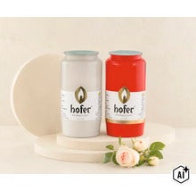 Deux bougies funéraires Hofer Friedlicht en blanc et rouge sur des socles ronds décorés de pétales de rose. (Image AI modified or generated)