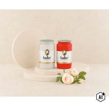 Zwei Hofer Friedlicht Grabkerzen in rot und weiß auf einem Podest dekoriert mit einer Rose (Image AI modified or generated)