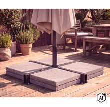 Pied en croix pour parasol avec dalles en béton sur une terrasse en bois. (Image AI modified or generated)