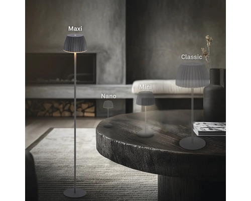 Quatre tailles différentes de lampes de table et lampadaires à LED avec abat-jour plissé dans un salon moderne
