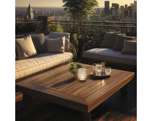 Moderne Loungegruppe aus Holz mit passendem Couchtisch und Kissen auf einer Dachterrasse mit Blick auf die Skyline bei Sonnenuntergang.