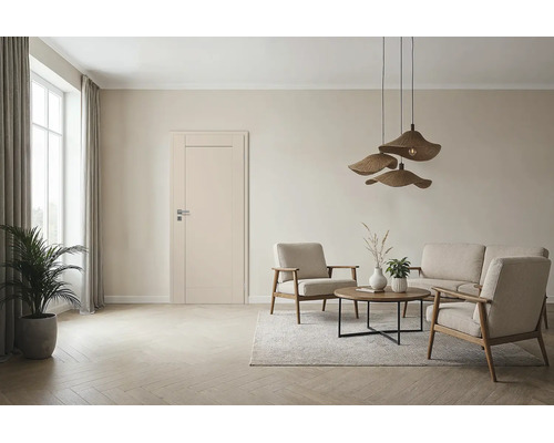 Wohnraum mit einer Innentür, beigen Sesseln, einem Couchtisch aus Holz und einer Pendelleuchte in modernem, wohnlichem Einrichtungsstil.
