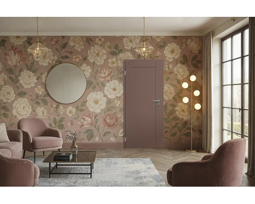 Moderne Innentür in einem elegant eingerichteten Wohnzimmer mit floraler Tapete, Sesseln und harmonischer Beleuchtung.