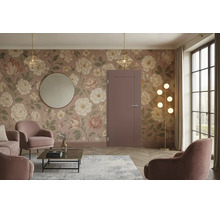 Eine elegante Innentür in einem Wohnzimmer mit florale Tapete, Sesseln, Couchtisch, rundem Spiegel und einer modernen Stehlampe mit Kugeln.