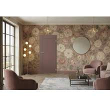 Eine elegante Zimmertür in einem Raum mit floraler Tapete, modernem Sessel, Couchtisch und dekorativer Beleuchtung.