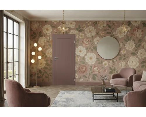 Eine elegante Zimmertür in einem Raum mit floraler Tapete, modernem Sessel, Couchtisch und dekorativer Beleuchtung.