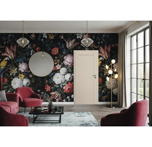 Wohnzimmer mit eleganter Innentür vor einer dunklen Tapete mit Blumenmotiv, ergänzt durch samtige Sessel und dekorative Beleuchtung.