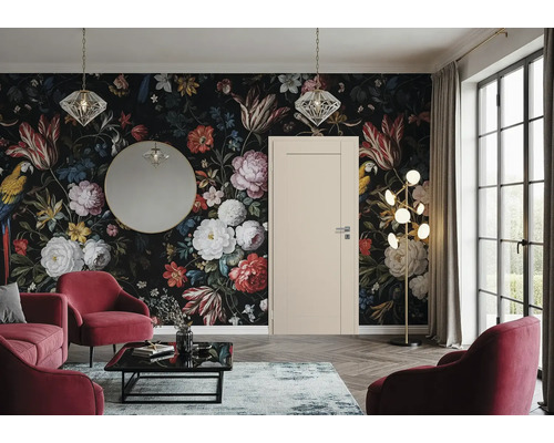 Wohnzimmer mit eleganter Innentür vor einer dunklen Tapete mit Blumenmotiv, ergänzt durch samtige Sessel und dekorative Beleuchtung.