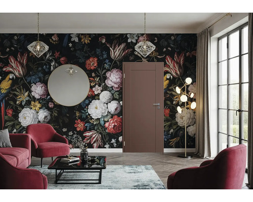Moderne Innentür in Braun vor einer Wand mit Blumenmuster Tapete in einem elegant eingerichteten Wohnzimmer mit roten Sesseln.