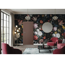 Moderne Innentür in einem eleganten Wohnzimmer mit auffälliger floraler Tapete, dazu passende rote Sessel und ein runder Spiegel.