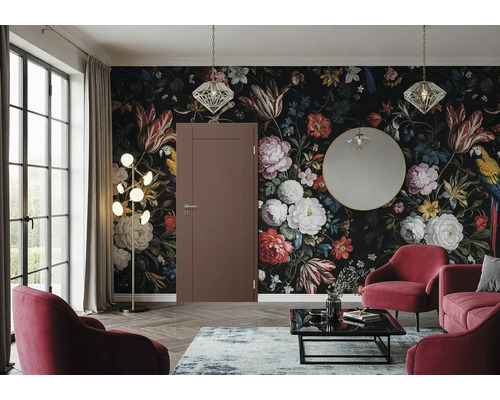 Moderne Innentür in einem eleganten Wohnzimmer mit auffälliger floraler Tapete, dazu passende rote Sessel und ein runder Spiegel.