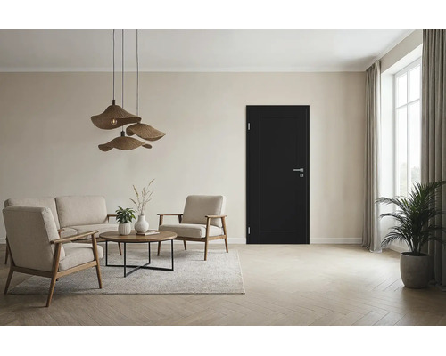 Ein elegantes Wohnzimmer mit moderner schwarzer Innentür, beigen Sesseln, Sofa, Rundtisch und natürlicher Dekoration in heller Umgebung.
